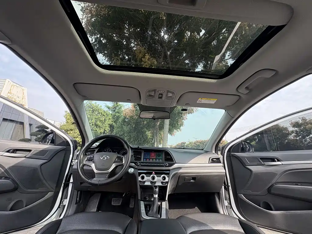 Hyundai Elantra — миниатюра 12