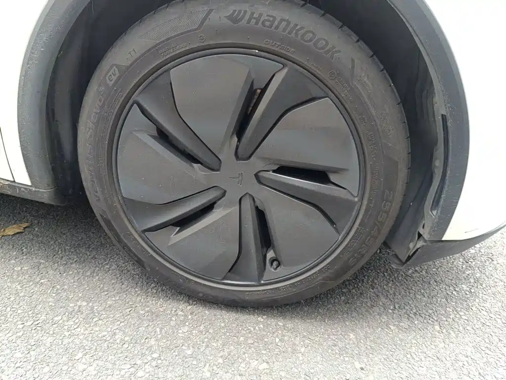 Tesla Model Y — миниатюра 8