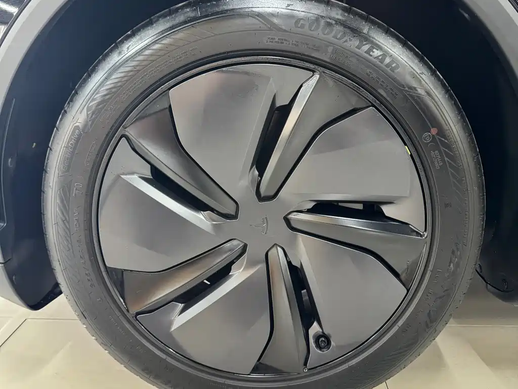 Tesla Model Y — миниатюра 12
