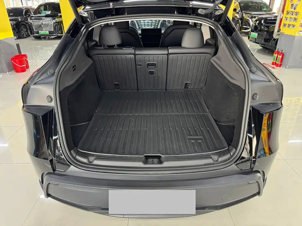 Tesla Model Y — миниатюра 13