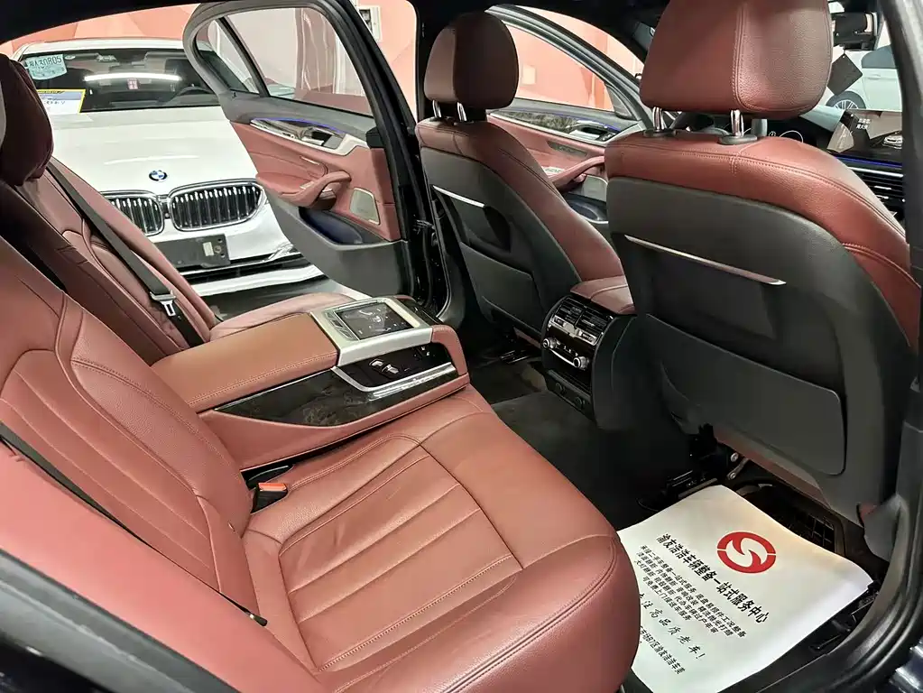 BMW 5 Series — миниатюра 7
