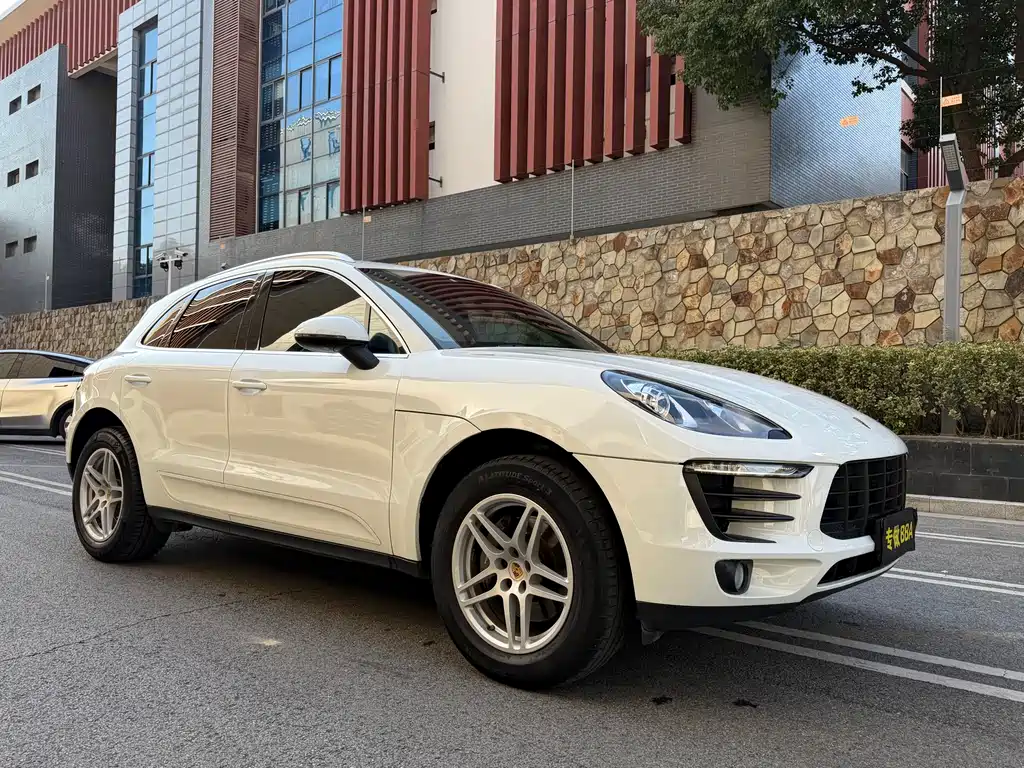 PORSCHE MACAN