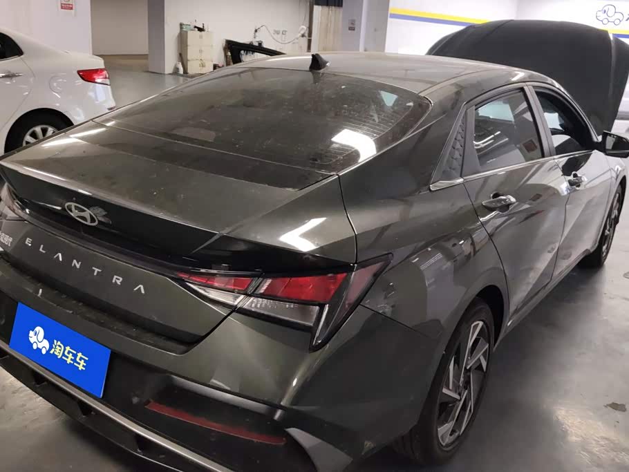 Hyundai Elantra 1.5 л 2026 г. Серебристо-серый, пробег 3700 км