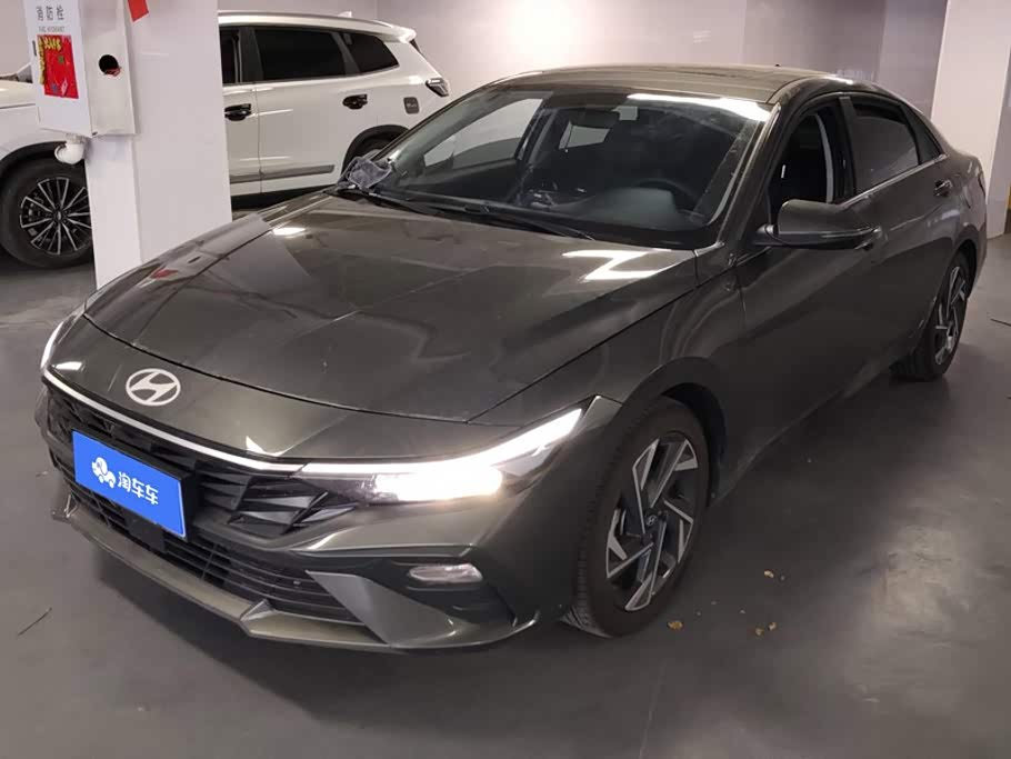 Hyundai Elantra 1.5 л 2026 г. Серебристо-серый, пробег 3700 км