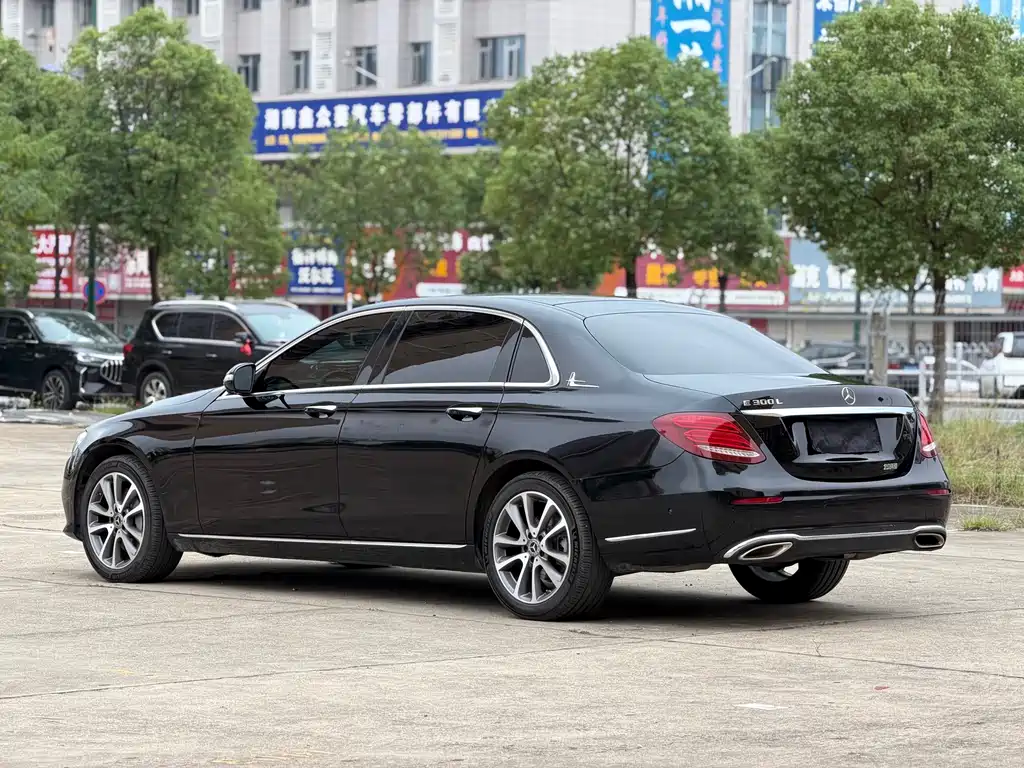 Mercedes-Benz E-Class — миниатюра 11