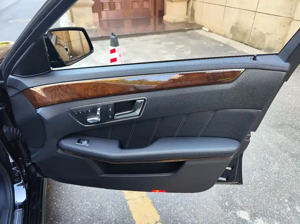 Mercedes-Benz E-Class — миниатюра 17