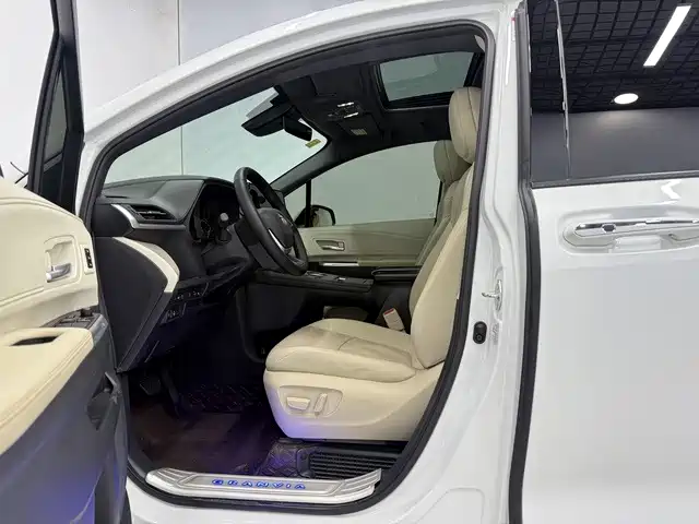 Toyota Granvia — миниатюра 7