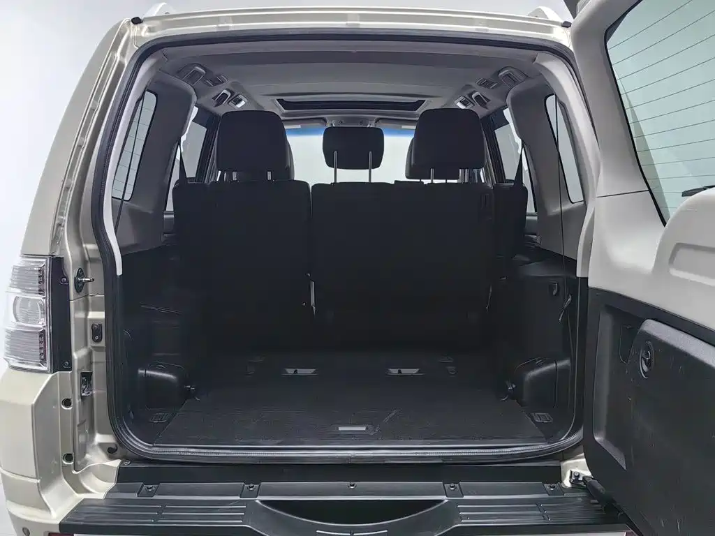 Mitsubishi Pajero (Import) — миниатюра 16