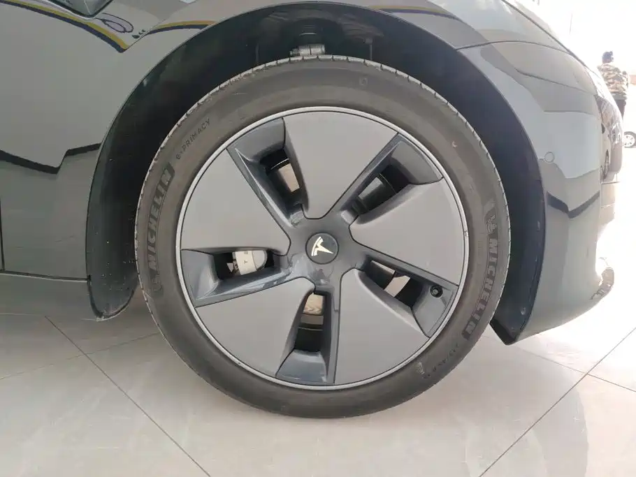 Tesla Model 3 — миниатюра 6