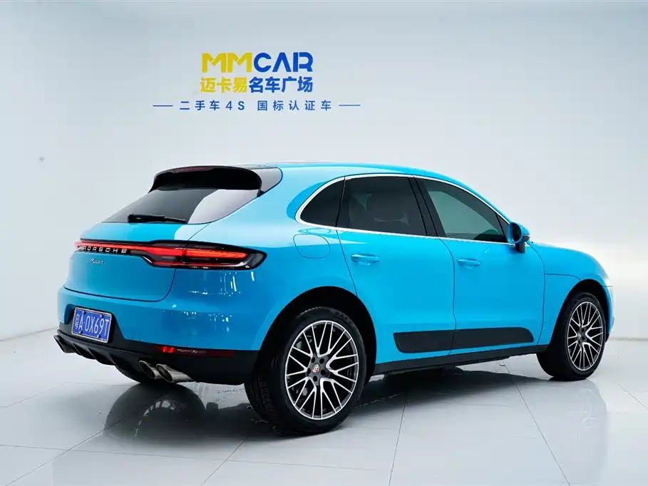 PORSCHE MACAN
