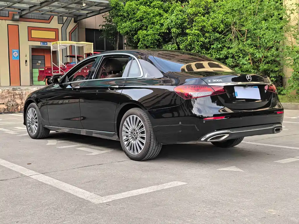 Mercedes-Benz E-Class — миниатюра 9