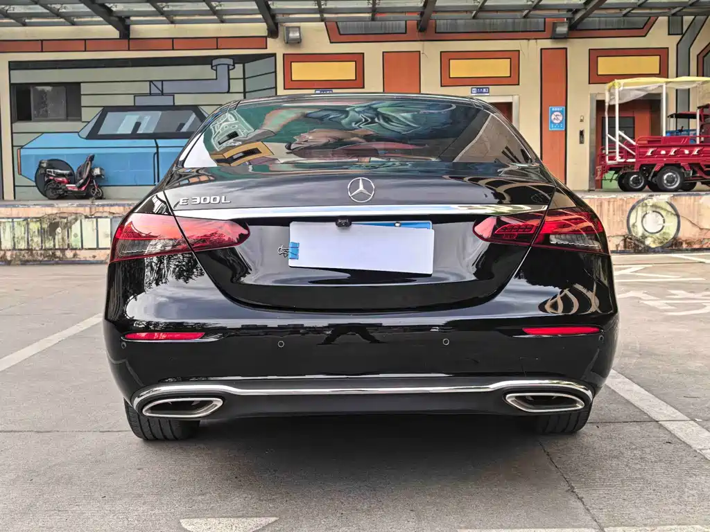 Mercedes-Benz E-Class — миниатюра 8
