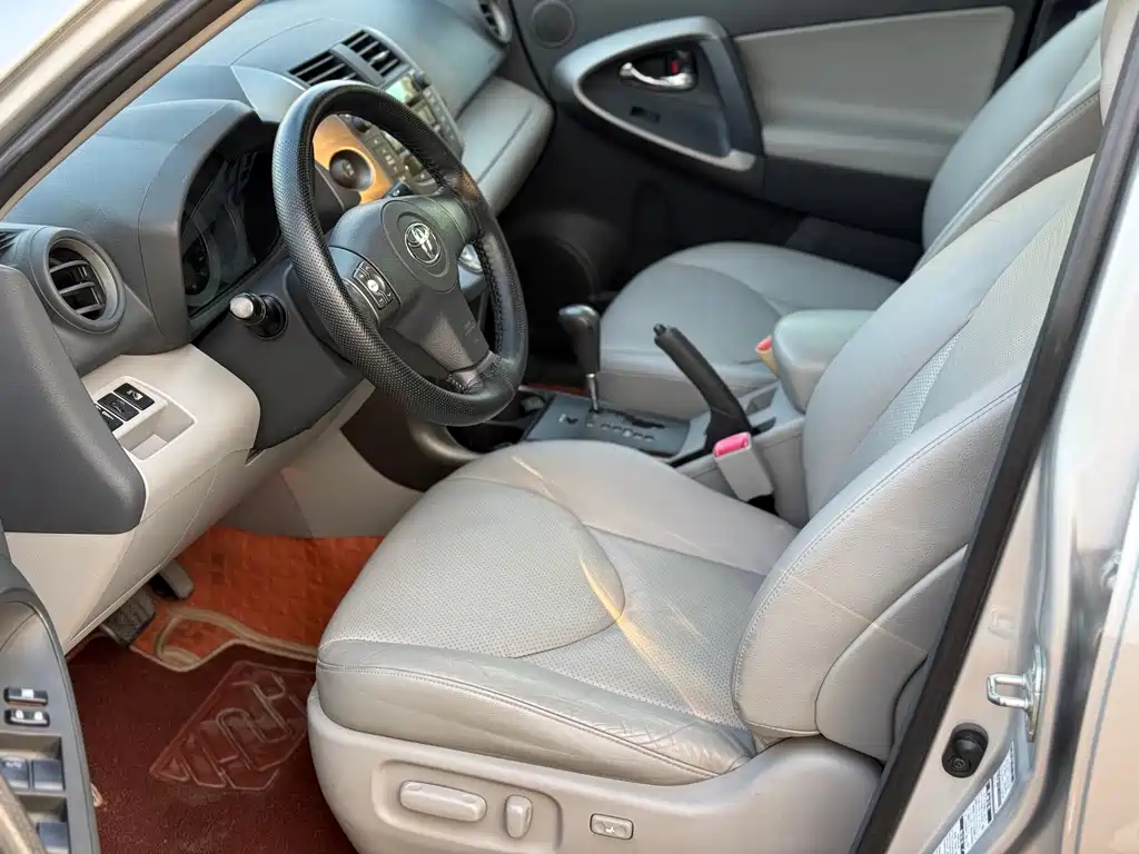 Toyota RAV4 — миниатюра 7
