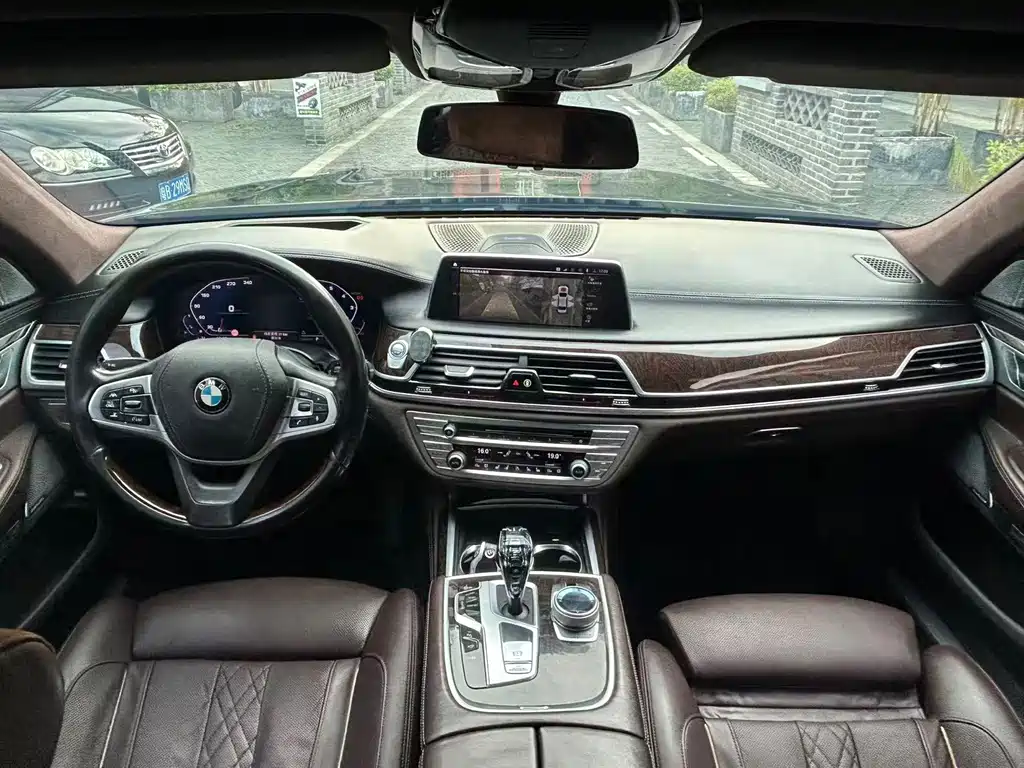 BMW 7 Series — миниатюра 5