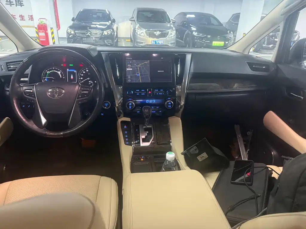 Toyota Alphard — миниатюра 8