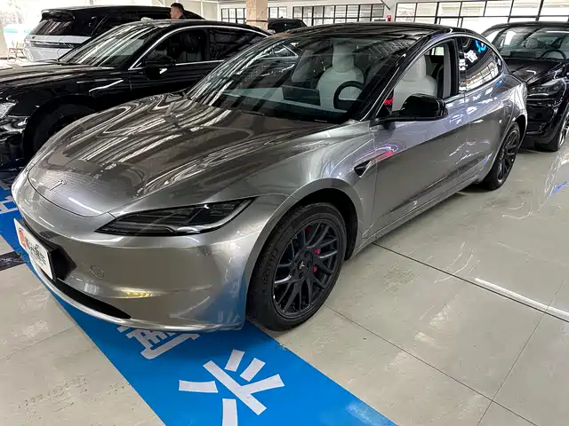 TESLA MODEL Y 2024