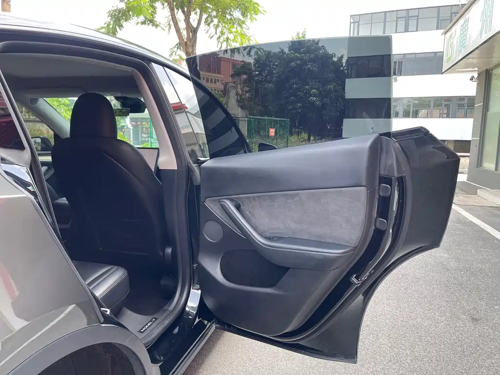 Tesla Model Y — миниатюра 16