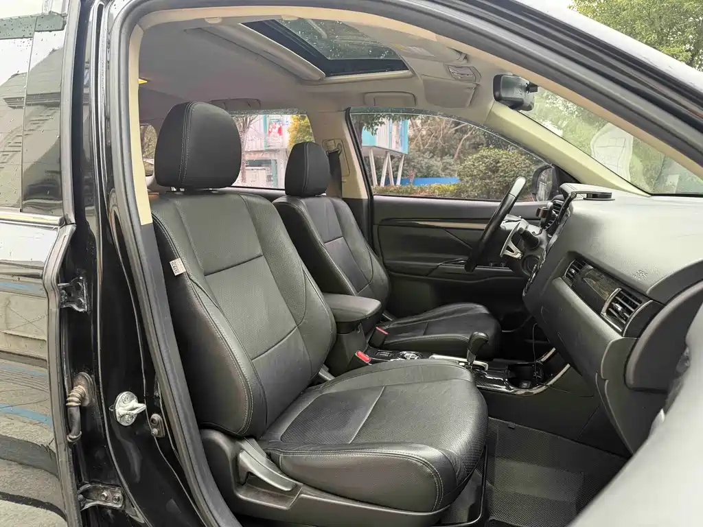 MITSUBISHI OUTLANDER