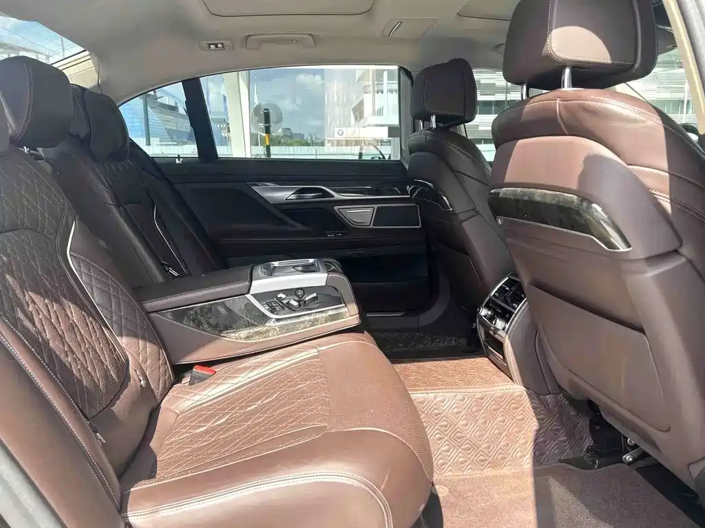 BMW 7 Series — миниатюра 5