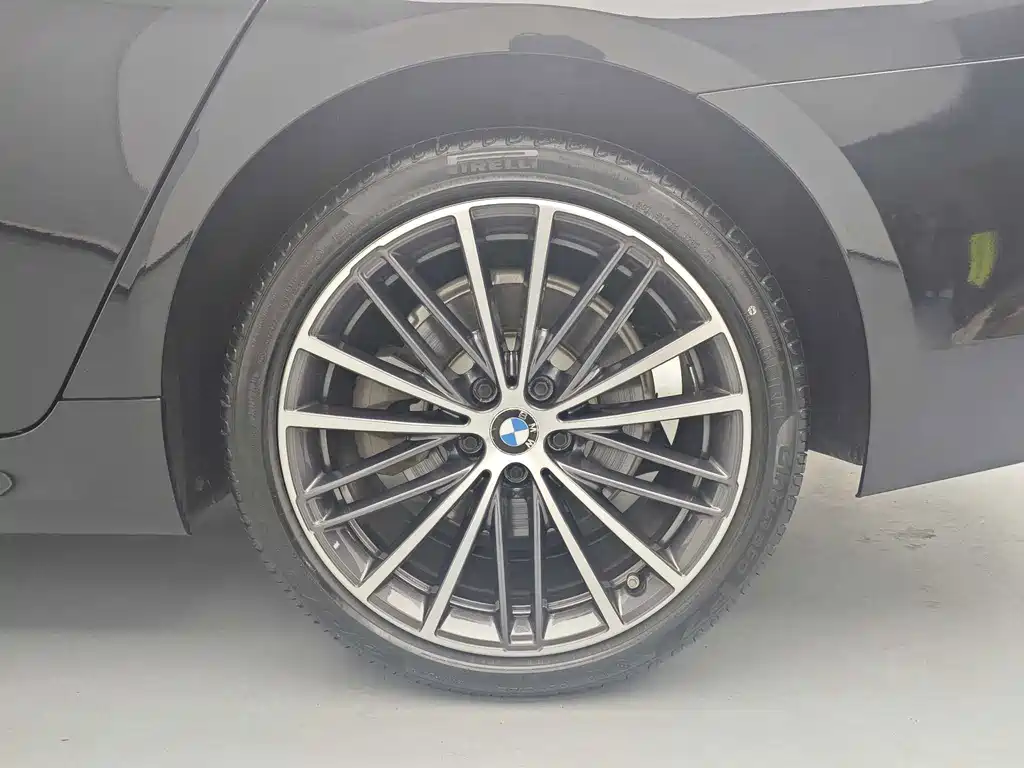 BMW 5 Series — миниатюра 12
