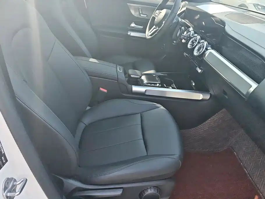 Mercedes-Benz GLB — миниатюра 8