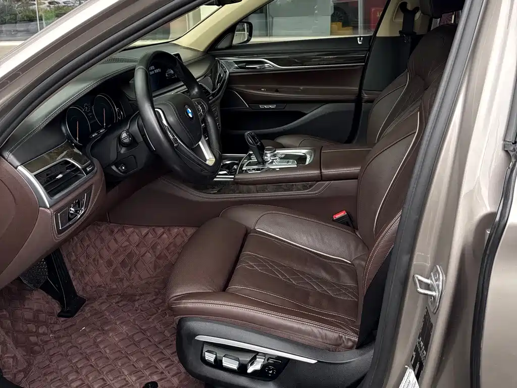 BMW 7 Series — миниатюра 9