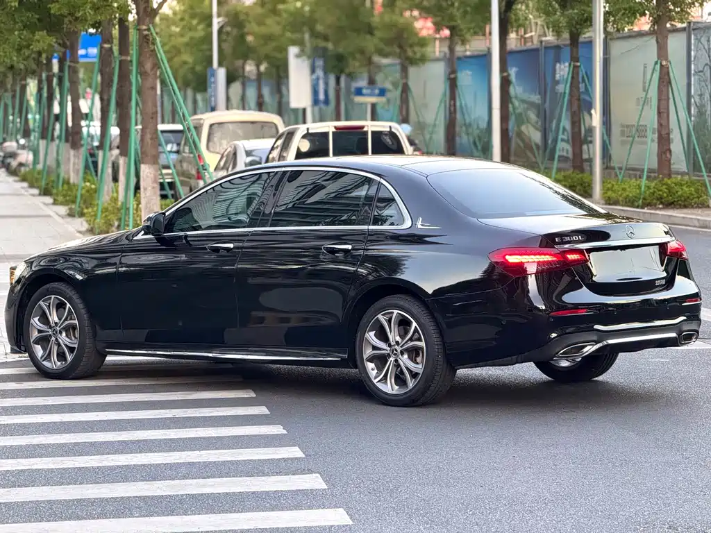 Mercedes-Benz E-Class — миниатюра 9