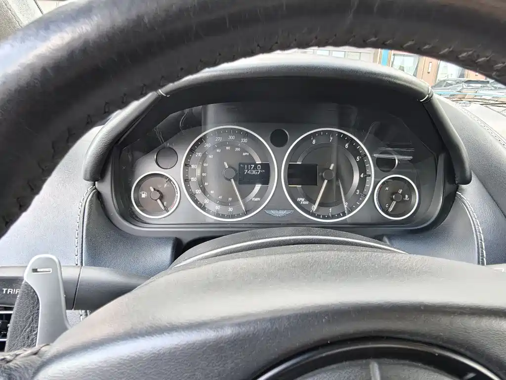 Aston Martin DBS — миниатюра 24