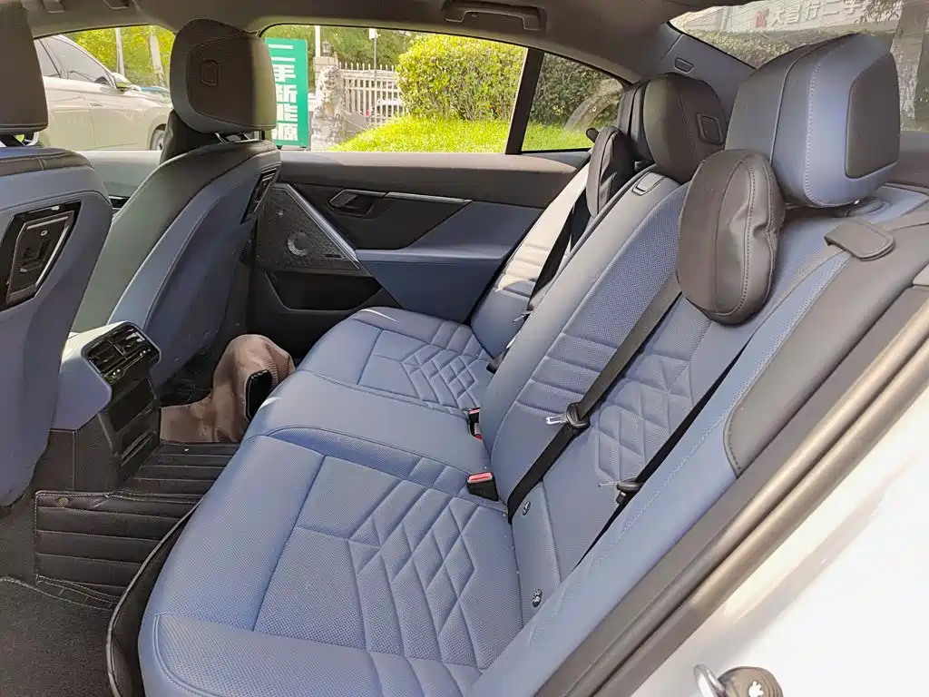 BMW 5 Series — миниатюра 8