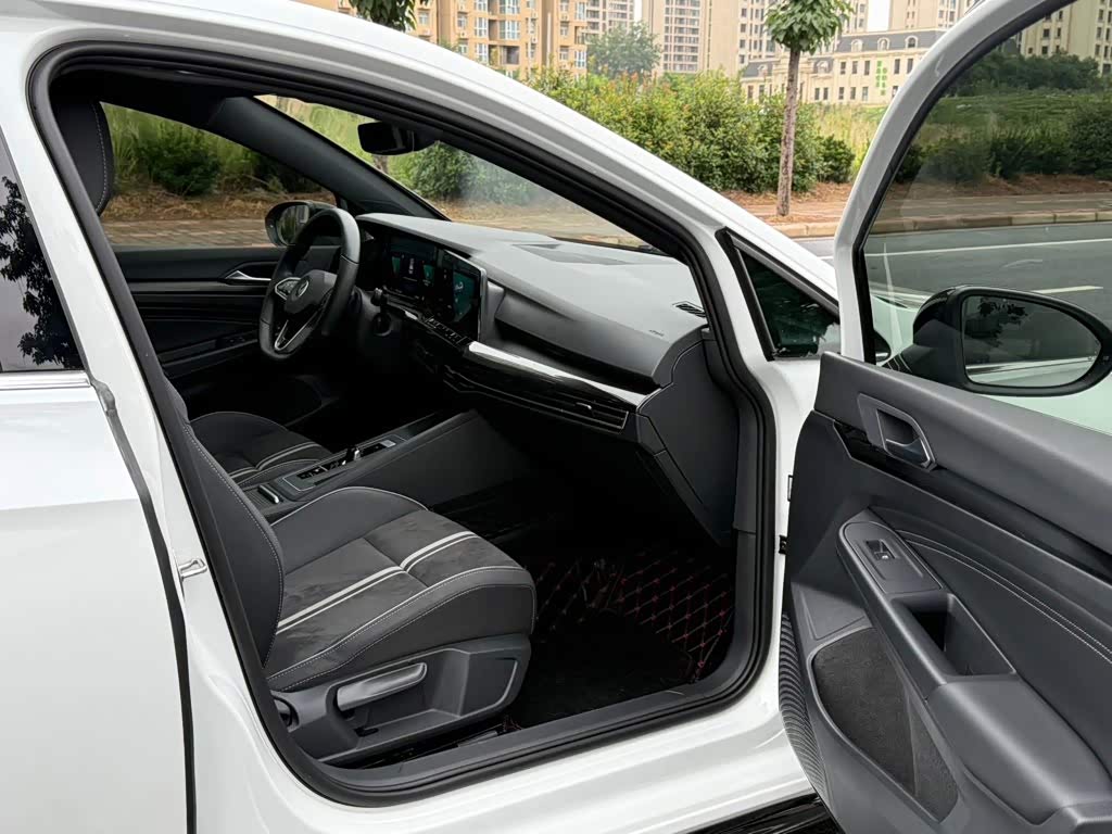 Volkswagen Golf 1.4 л 2022 г. Белый, пробег 41000 км