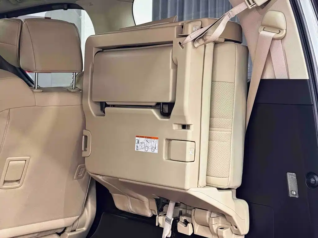 Toyota Alphard — миниатюра 27