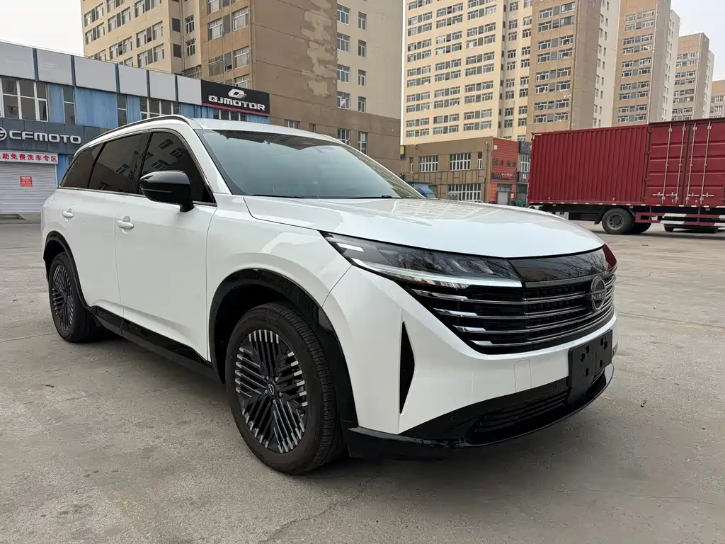 NISSAN EXPLORING THE LAND