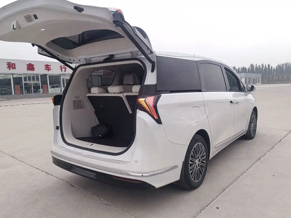 Buick GL8 Hybrid — миниатюра 5