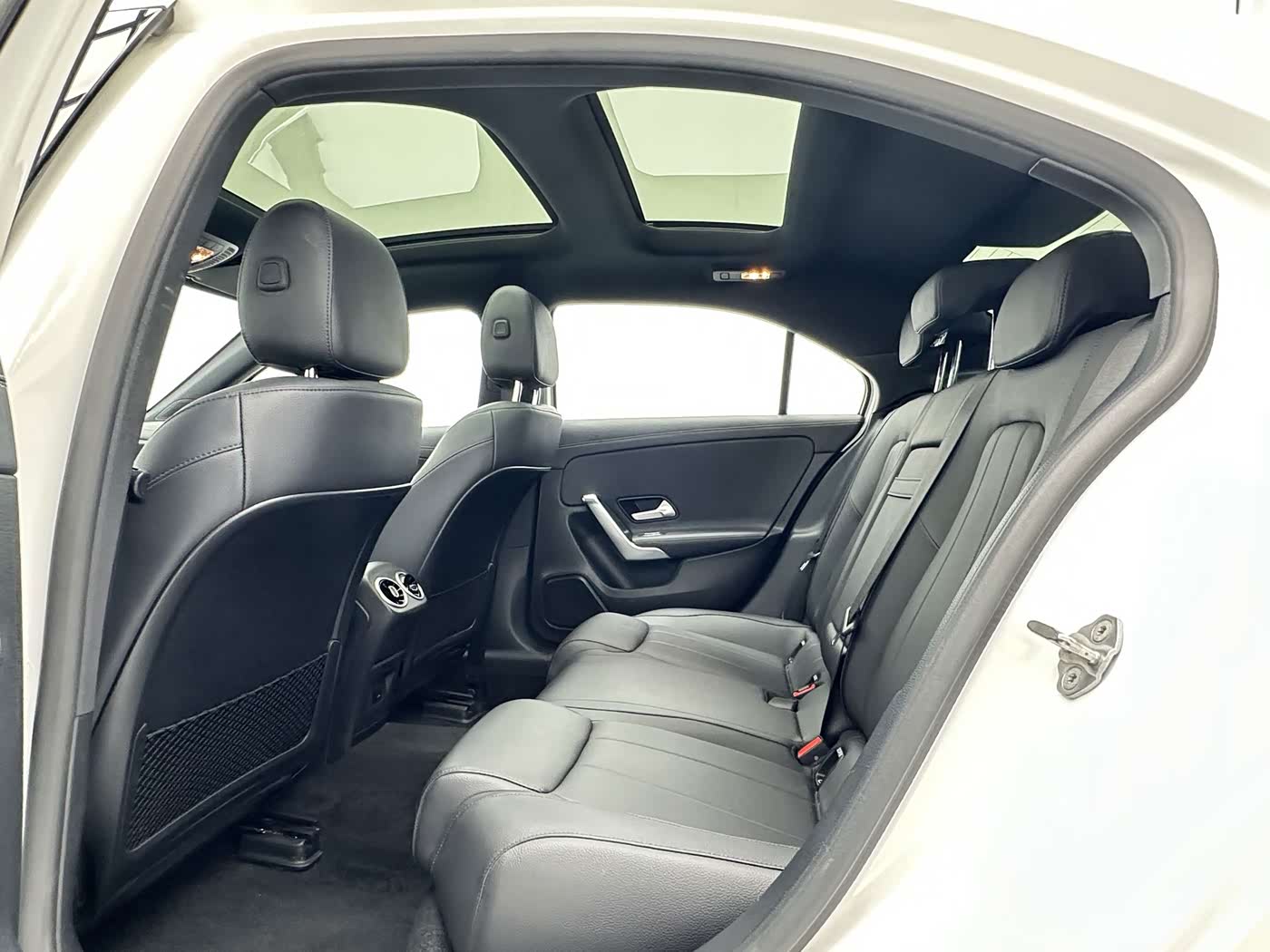 Mercedes-Benz A-Class 1.3 л 2022 г. Белый, пробег 34000 км