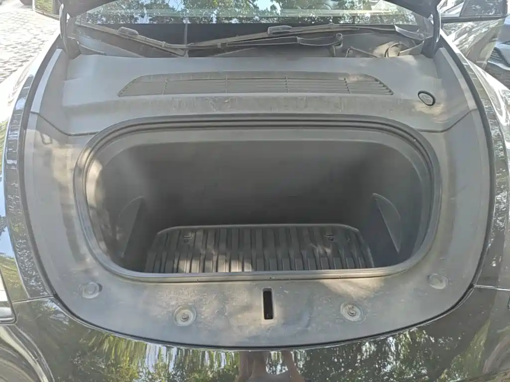 Tesla Model Y — миниатюра 20