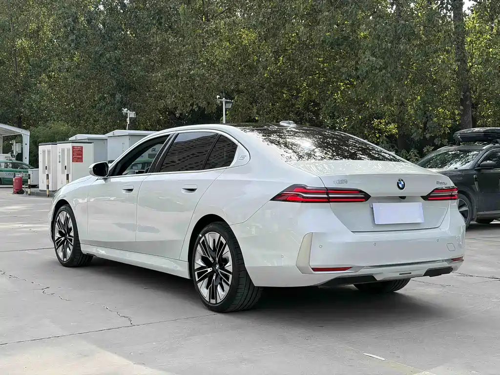 BMW 5 Series — миниатюра 3