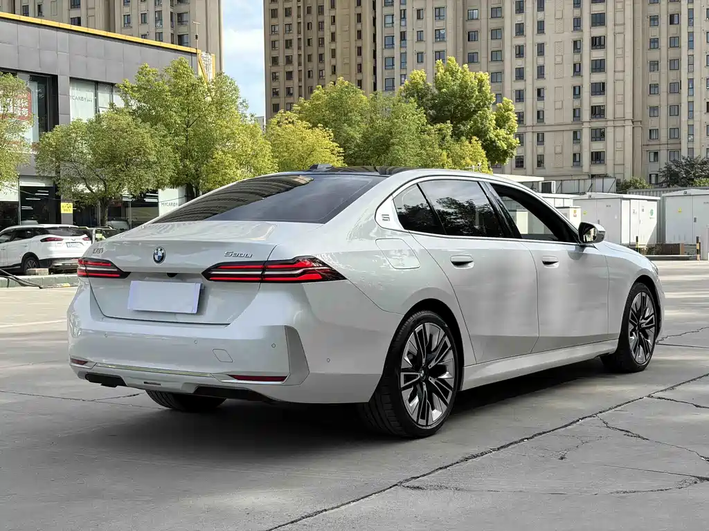 BMW 5 Series — миниатюра 7