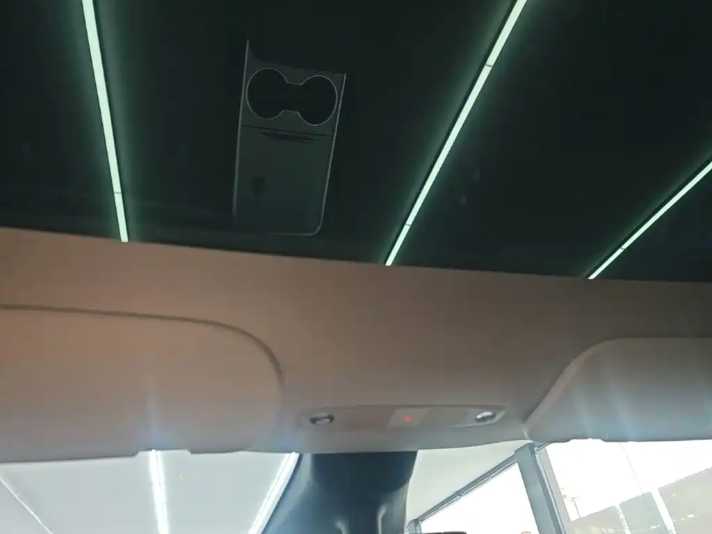 Tesla Model Y — миниатюра 18