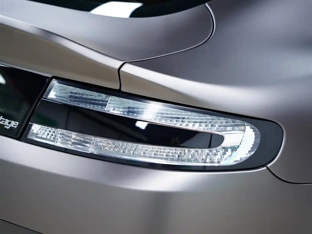 ASTON MARTIN V8 VANTAGE