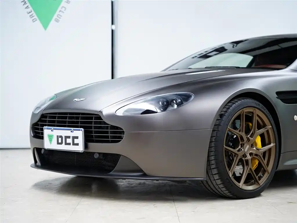 ASTON MARTIN V8 VANTAGE