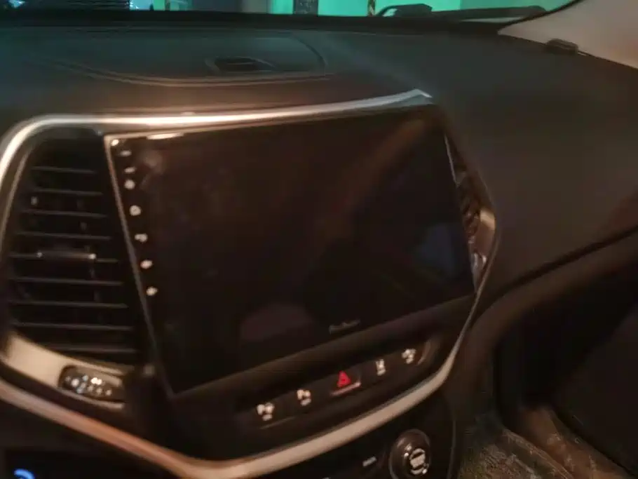 Jeep Cherokee (Import) — миниатюра 13