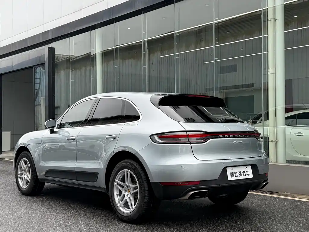 PORSCHE MACAN