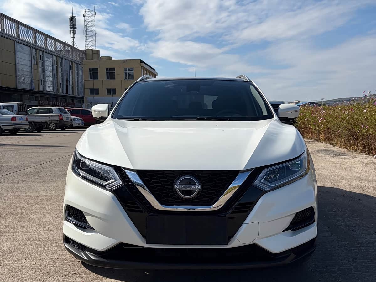 Nissan Qashqai 2.0 л 2023 г. Белый, пробег 10000 км