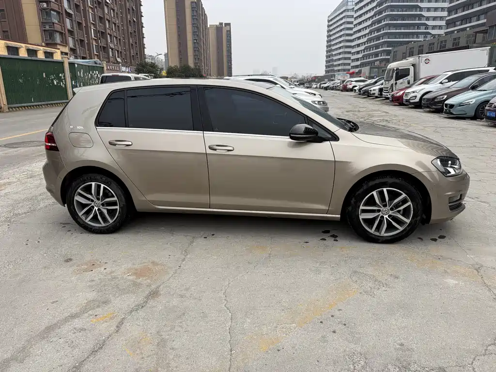 VOLKSWAGEN GOLF