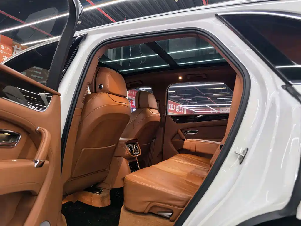 Bentley Bentayga — миниатюра 14