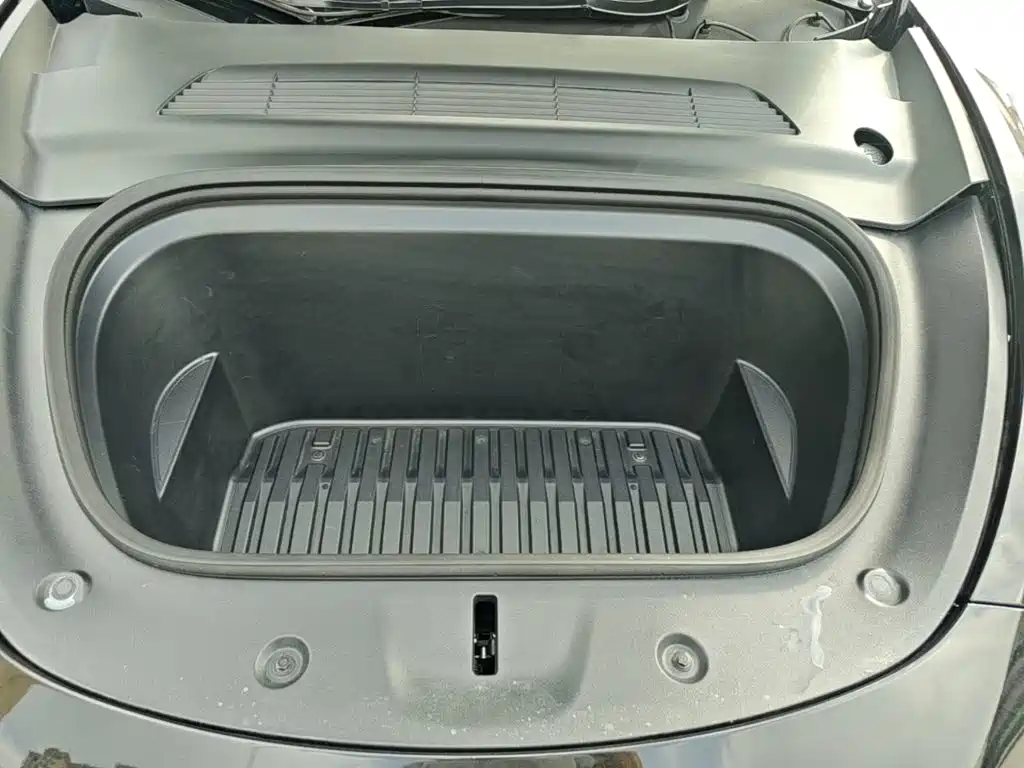 Tesla Model Y — миниатюра 20