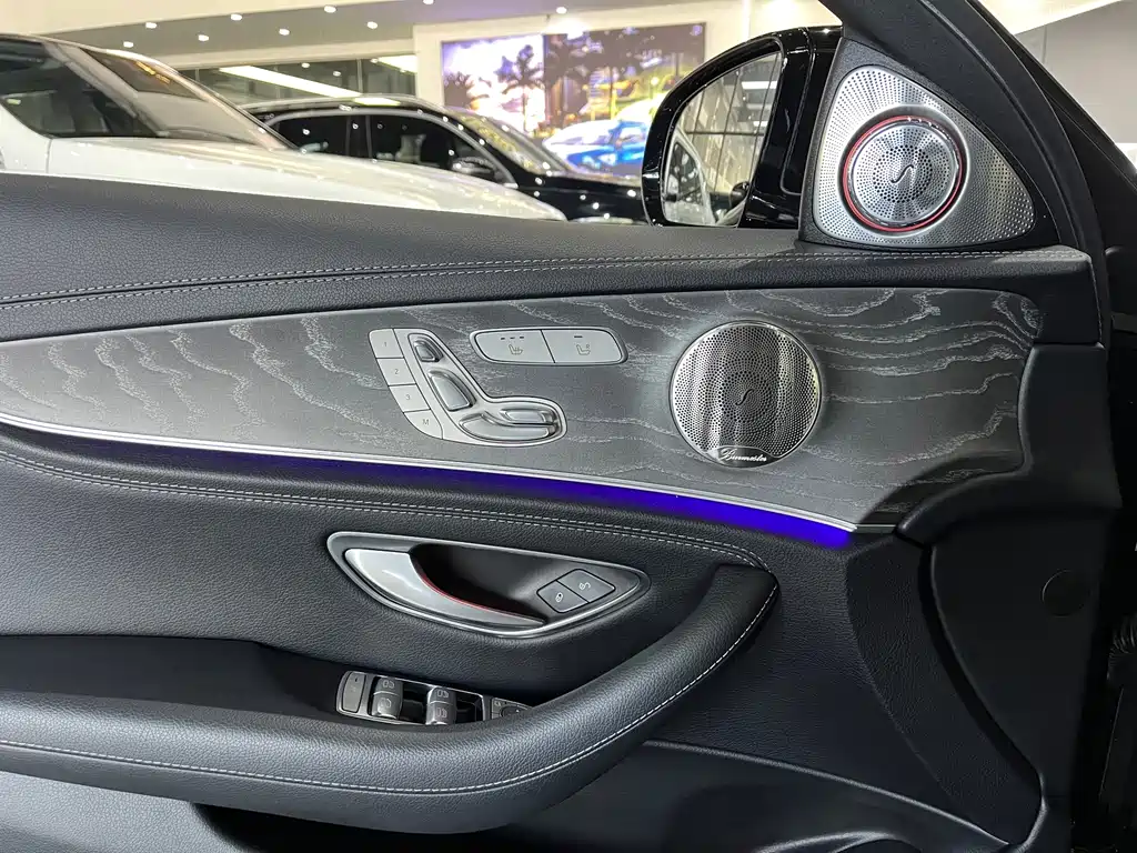Mercedes-Benz E-Class — миниатюра 8