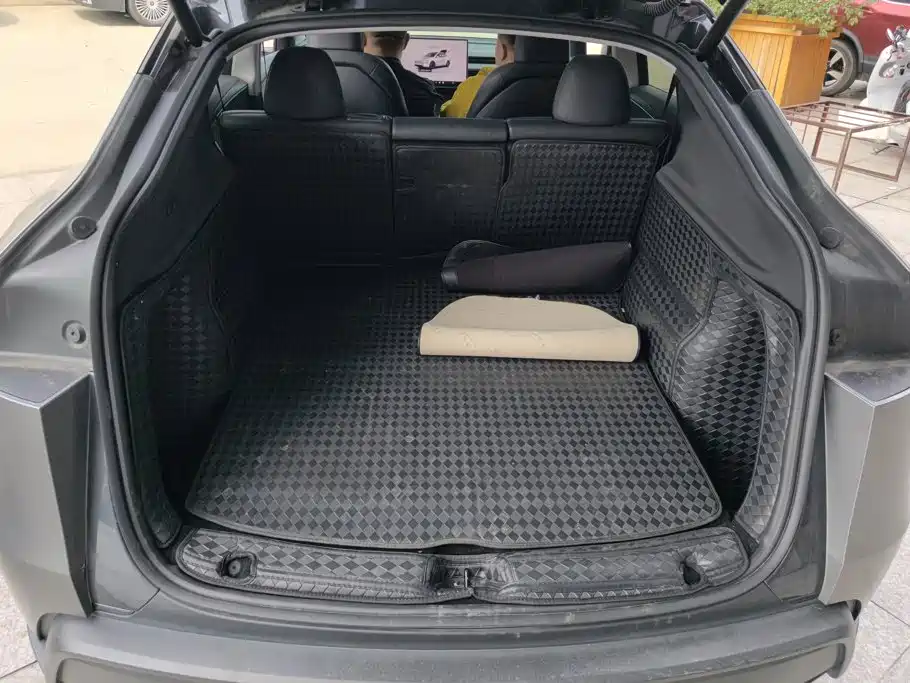 Tesla Model Y — миниатюра 4