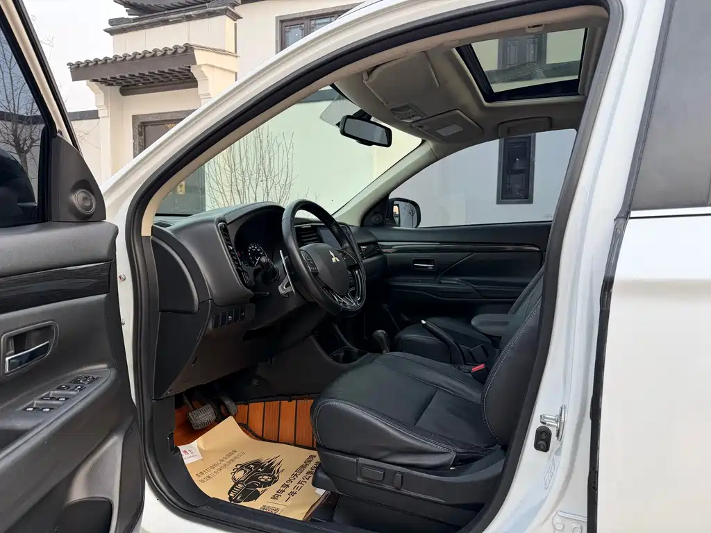 MITSUBISHI OUTLANDER