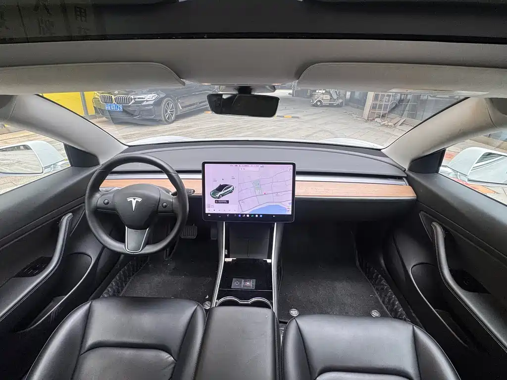 Tesla Model 3 — миниатюра 7